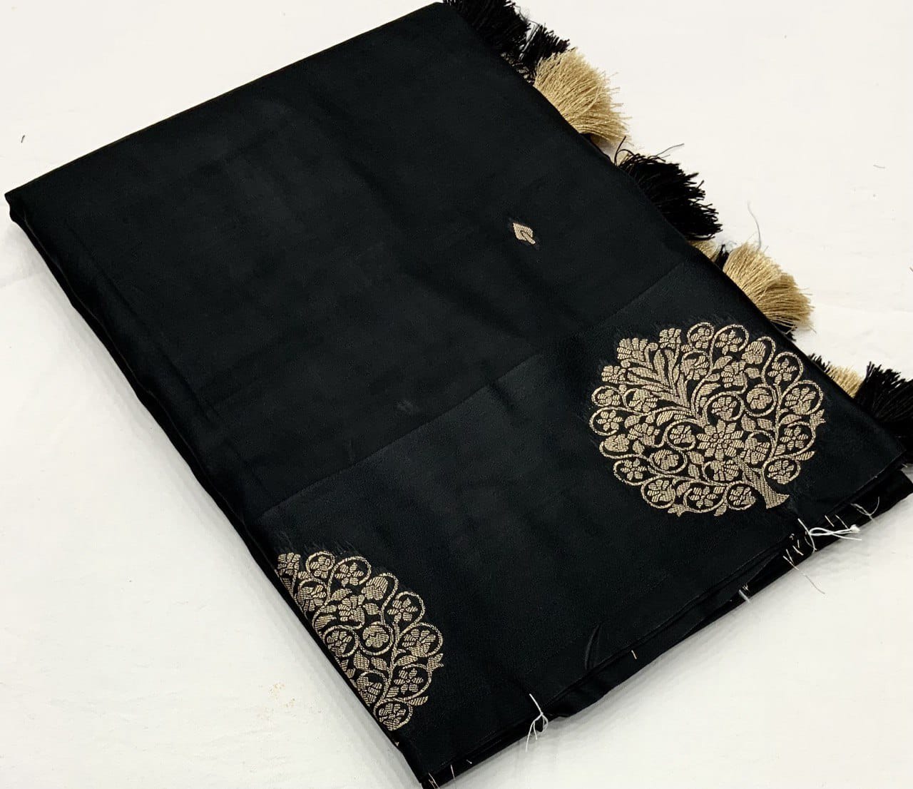 BANARASI SARTIN PATTU SAREE.